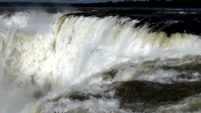 伊瓜苏瀑布位于巴西和阿根廷边境
