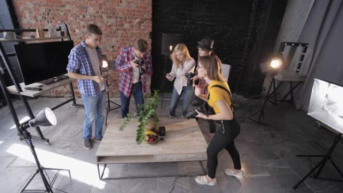 摄影大师班，摄影师用相机和手机用照明设备拍摄水果和鲜花