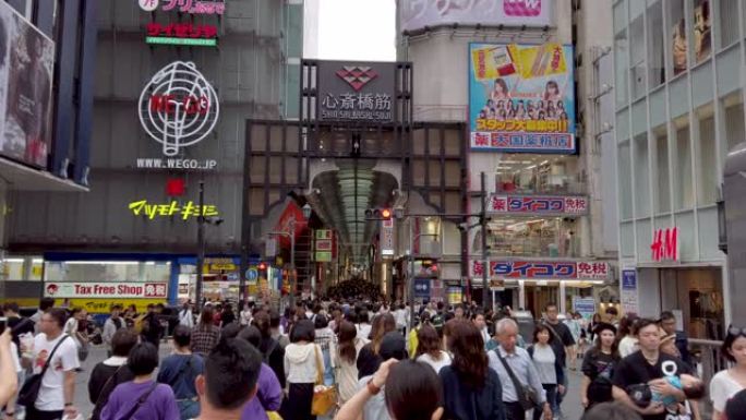 步行的观点。走在日本大阪心斋桥