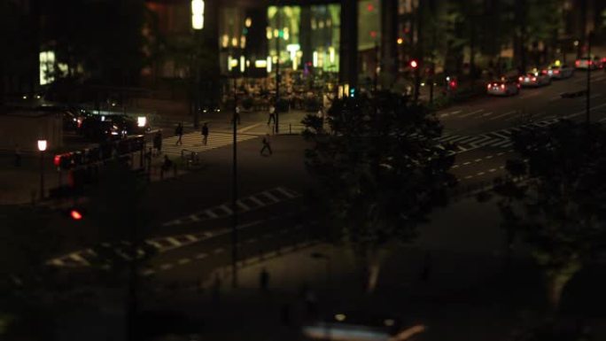 东京商业小镇步行人群的夜景倾斜高角度
