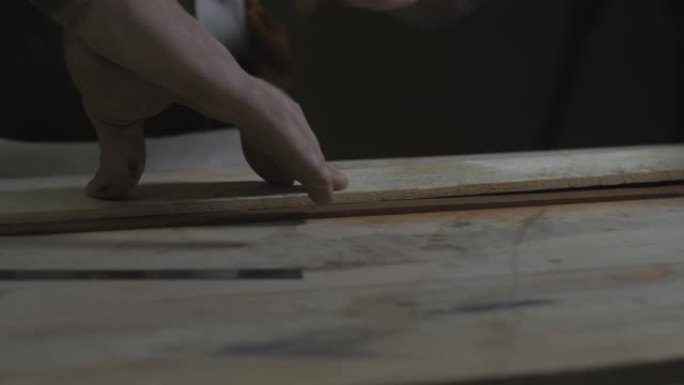 粘土工匠用小刀在木棍下切割一条均匀的粘土条。手工制作的陶制茶壶宜兴茶道。紫色陶茶壶。4k视频。59.