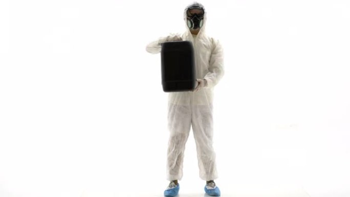 工厂工人戴着防毒面具和放射性防护服