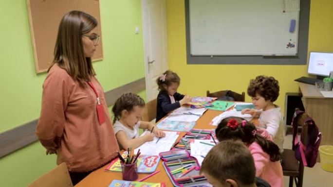 学龄前儿童在外语学校学习新语言