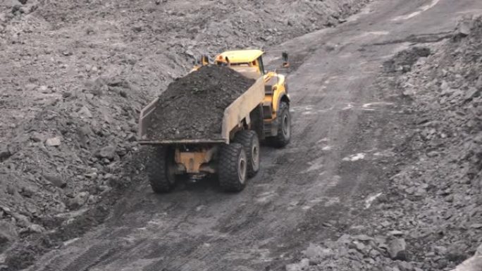 一辆巨大的矿用卡车正在运煤