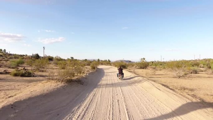 在乡村公路上骑摩托车的人