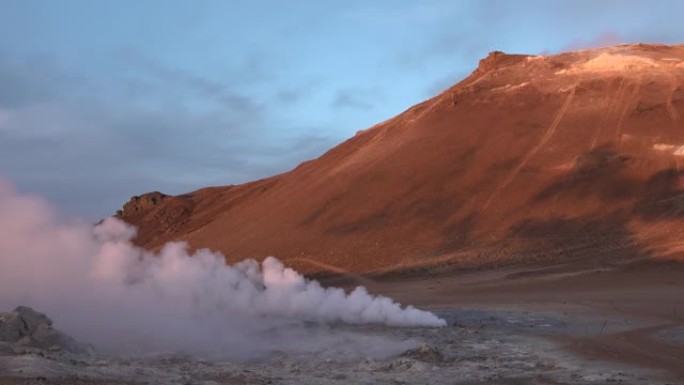 火热的火山。日出时的喷气孔。