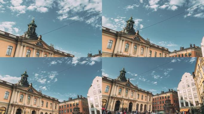 瑞典斯德哥尔摩。游客们走在诺贝尔博物馆附近，在Summy夏日的Stortorget广场0点。老城著名