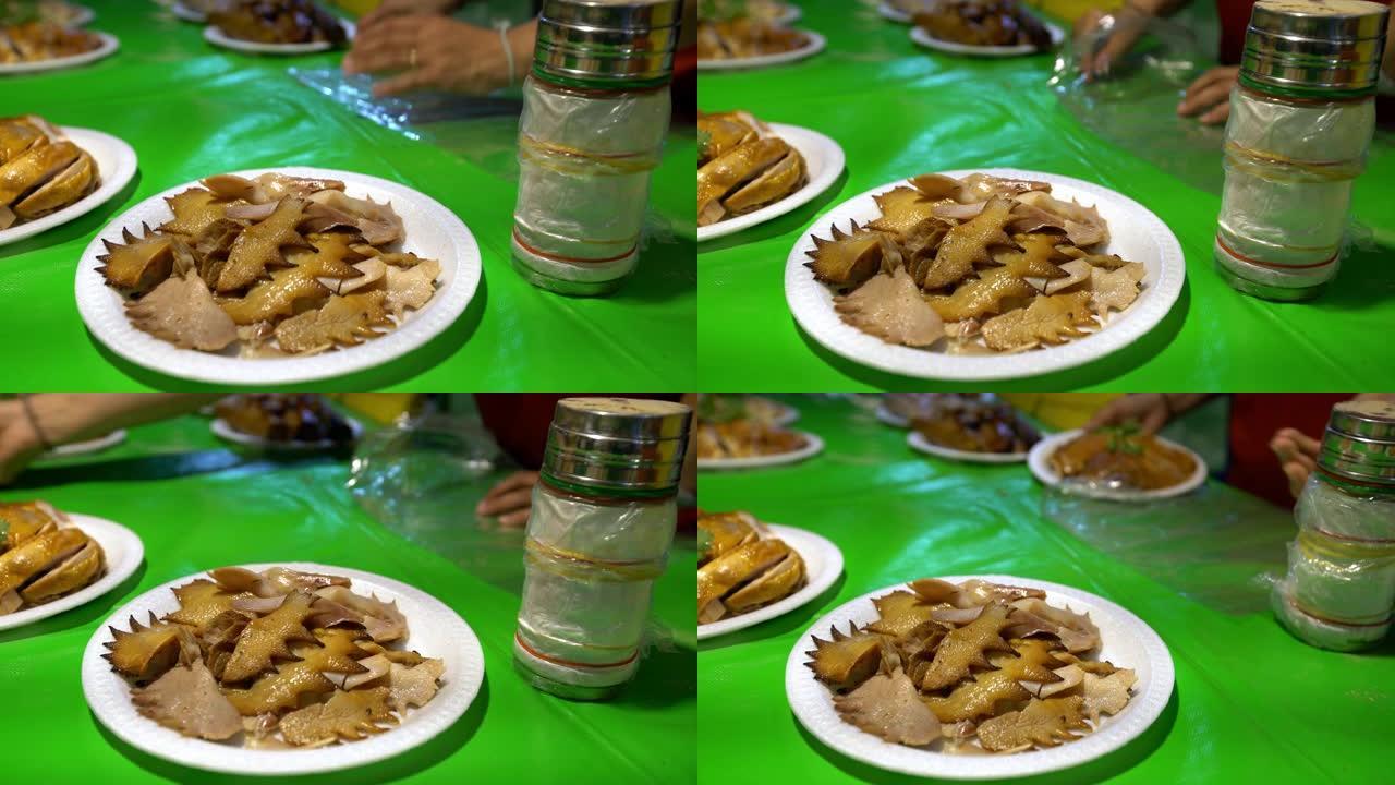 4K，传统的鸡冠食品，在街头市场卖给人们