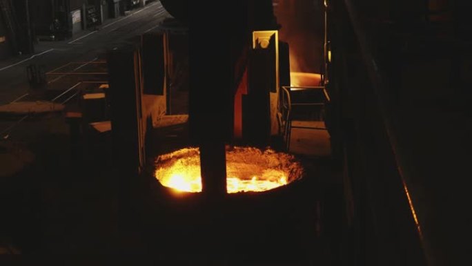 熔融金属浇注、冶金、铸钢铸造厂。铁水高炉。钢铁工业工厂内部。工作场所金属铸造冶金。钢铁制造。特写。