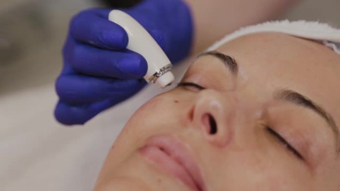 专业美容师使用仪器测量皮肤状况