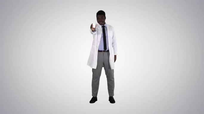 美国黑人医生在渐变背景上呈现鼻腔喷雾