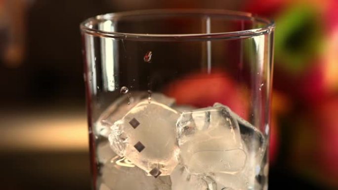 在鸡尾酒杯中加入几个冰块和融化的冰。