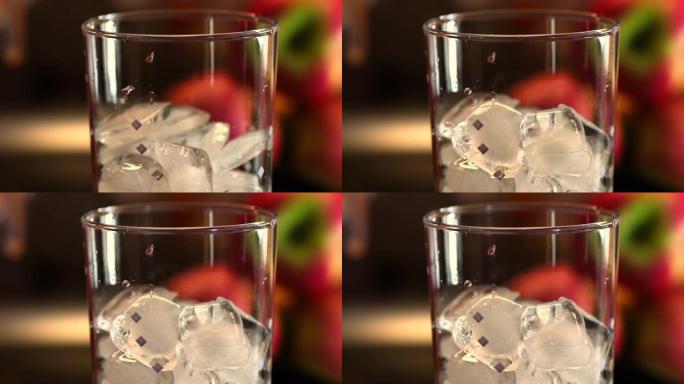 在鸡尾酒杯中加入几个冰块和融化的冰。