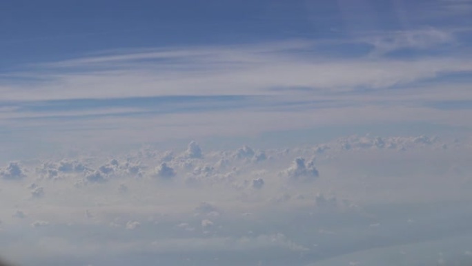 4k高清超，通过飞机窗户欣赏天空和云彩的美妙景色