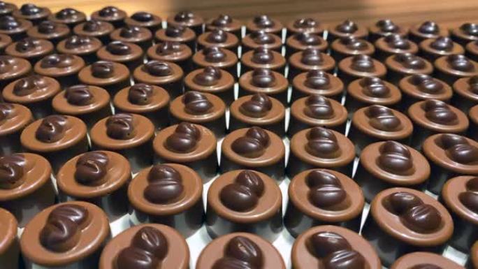装满巧克力果子糖的大托盘。瑞士巧克力生产