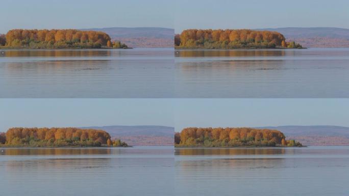 湖。秋天的风景