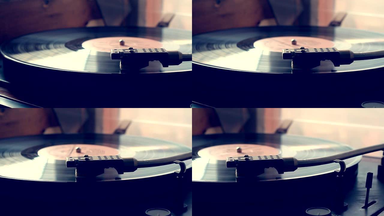 古旧唱机的特写镜头，老式转盘上的针演奏唱片集，黑胶唱片旋转，选择性聚焦