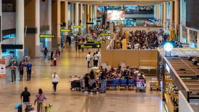 旅客和国际旅客在海关区内排队等候在泰国曼谷廊曼国际机场检查护照