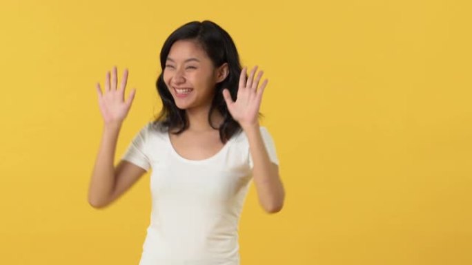 可爱快乐微笑的亚洲女人左右挥手跳舞