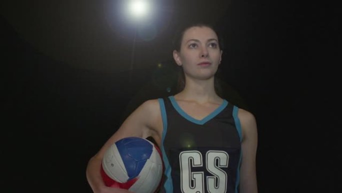 女无挡板篮球运动员肖像姿势-超慢动作180度旋转