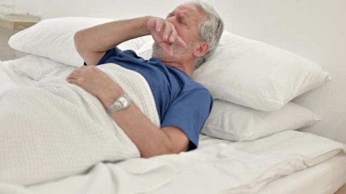 咳嗽生病的老人躺在床上