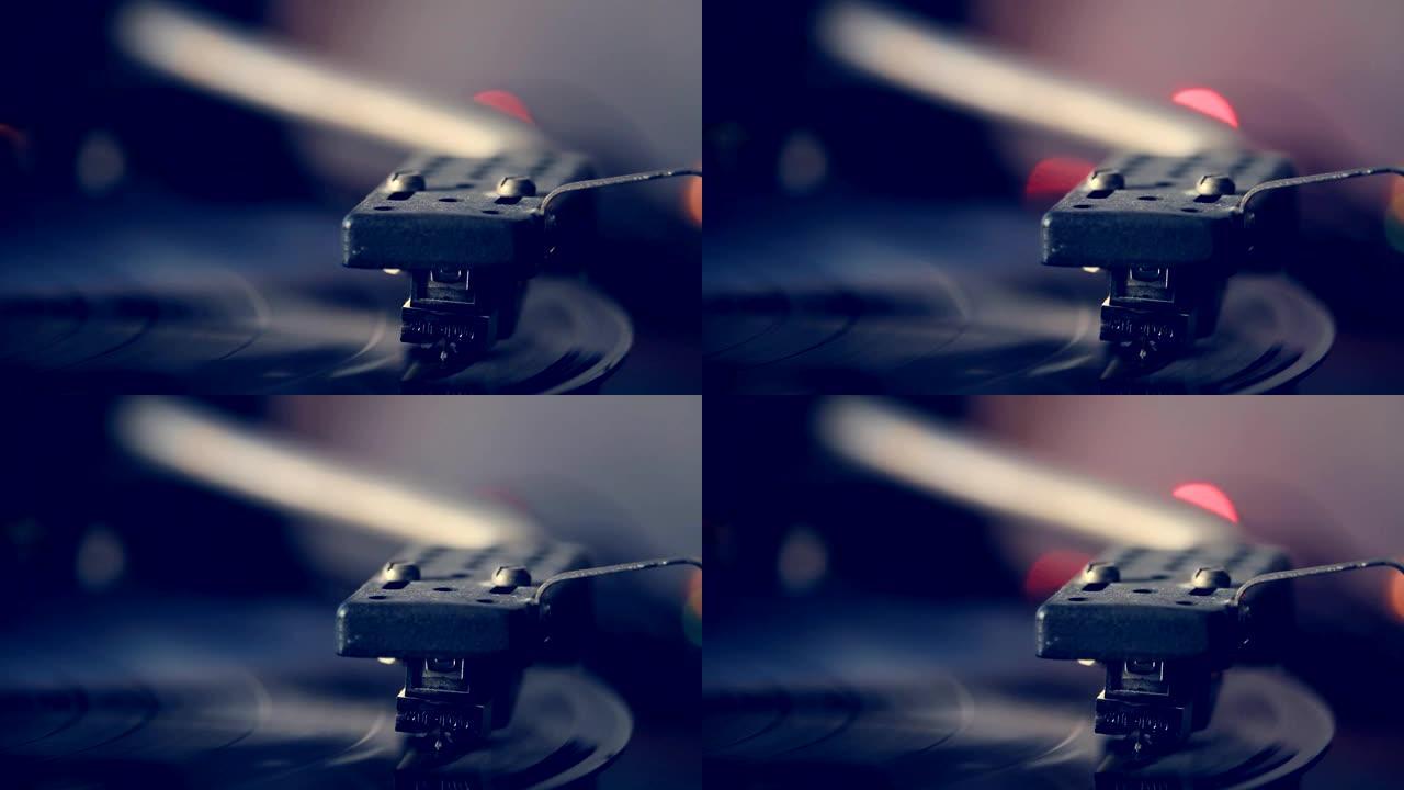 古旧唱机的特写镜头，老式转盘上的针演奏唱片集，黑胶唱片旋转，选择性聚焦