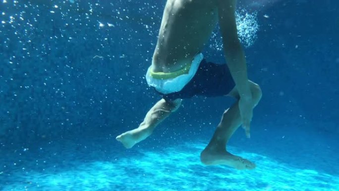 儿童腿在水下假装溺水