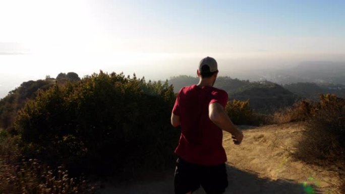 一个男人在哈利伍德 (Hallywood) 上方的山丘上进行早晨锻炼