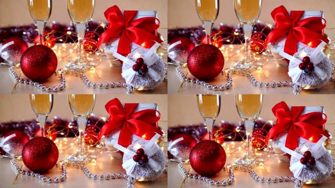 圣诞节。桌上摆着带起泡香槟的金杯。圣诞装饰品和蜡烛。节日内饰