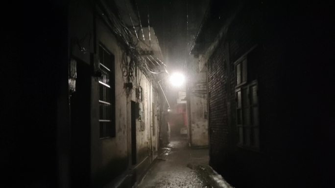 深夜小巷夜景 雨巷雨景 房檐滴水