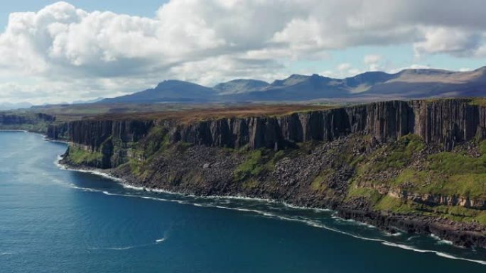 空中: 从海上俯瞰苏格兰短裙岩石和悬崖