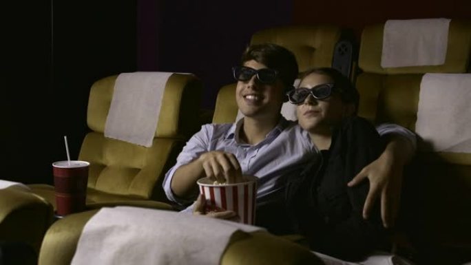 夫妇喜欢在电影院看3D电影。