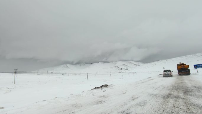 西藏旅游317国道车窗外冰雪路面白雪世界