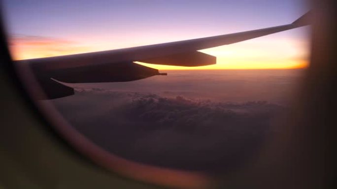 透过飞机窗户看雄伟的云海
