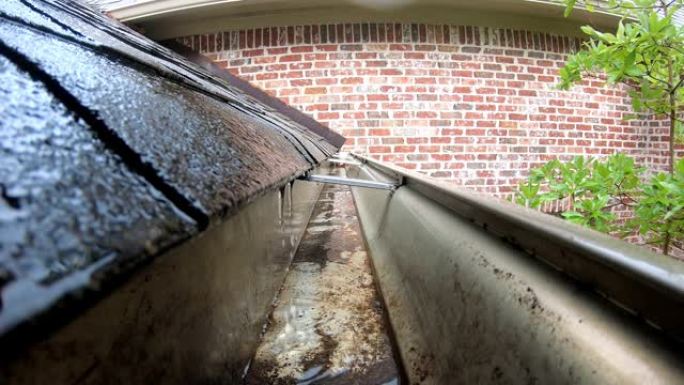 雨水从屋顶流进排水沟
