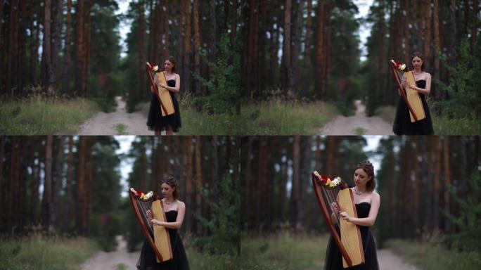 女竖琴手走在林道，弹奏竖琴。