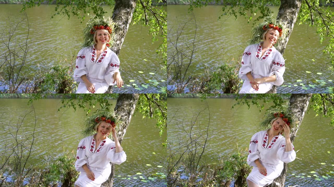 穿着斯拉夫传统服装的漂亮女人躺在桦树的树干上