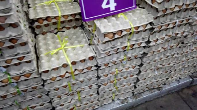 养鸡场纸板箱中的有机鸡蛋堆叠视图。纸板容器中的棕色鸡蛋。出售包装中的鸡蛋