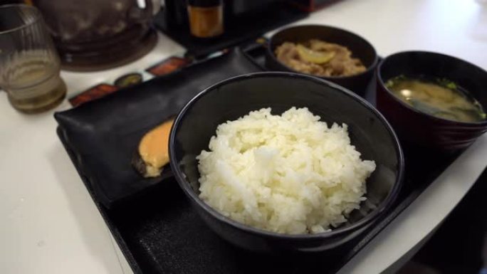 日本食物三文鱼牛排牛肉饭午餐套餐，餐厅有味噌汤