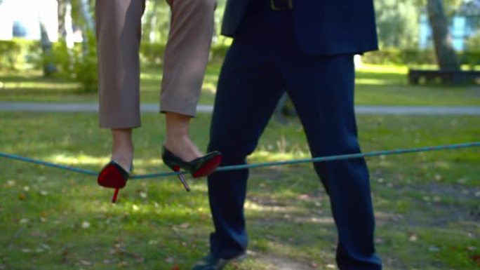 穿高跟鞋的女人在院子里系绳子