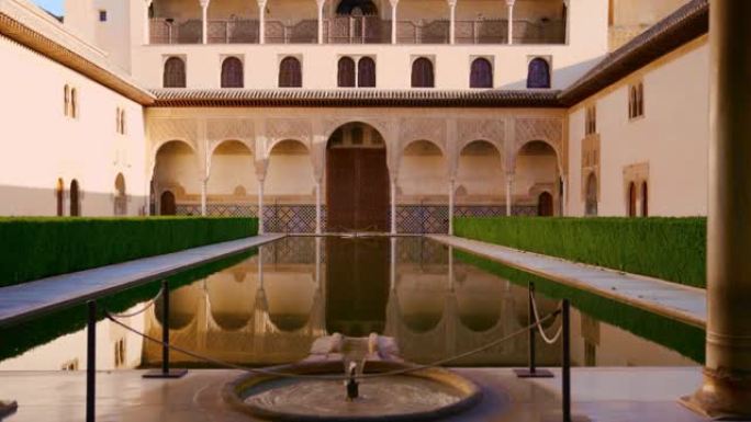 西班牙格拉纳达阿尔罕布拉城堡内的Myrtles的Nasrid宫殿庭院