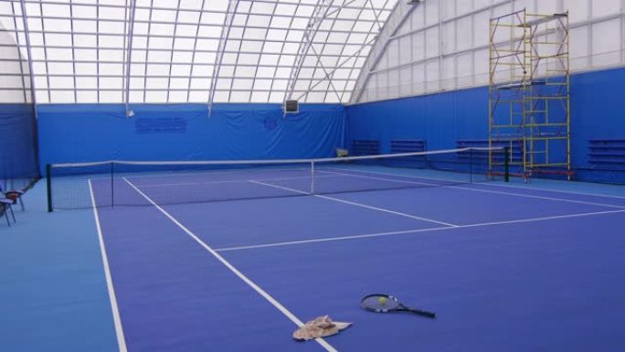带球拍和球的网球场