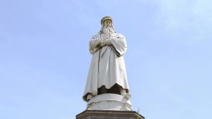米兰广场上历史悠久的莱昂纳多雕像