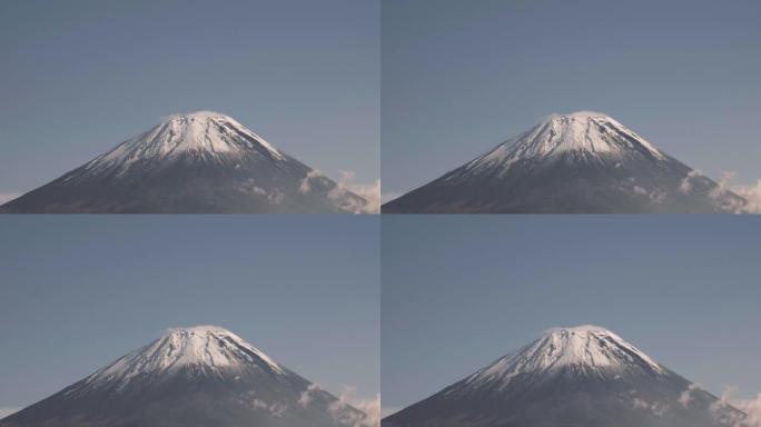 从日本山梨县本津湖看富士山