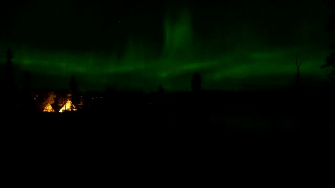 (实时实景，不是延时) 在加拿大耶洛奈夫观察到的北极光或北极光