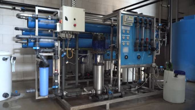 井中饮用水的自动处理和多级过滤系统。生产纯净水的工厂或工厂
