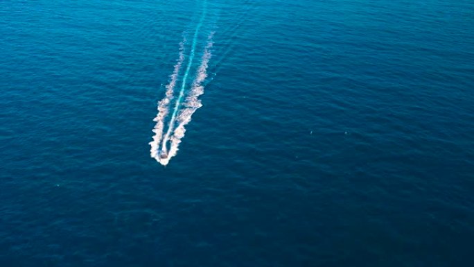 船在地中海高速漂浮下发射，空中俯视图