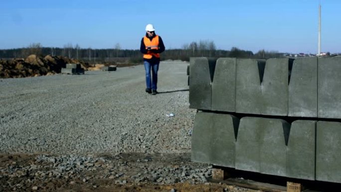 测量师或负责人在重型建筑设备修路前查看并撰写有关路缘石的信息