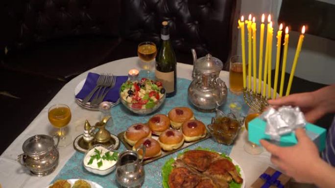 为期八天的犹太庆祝活动被称为光明节或光明节。通常被称为灯节，节日是通过烛台，传统食品，游戏和礼物的照