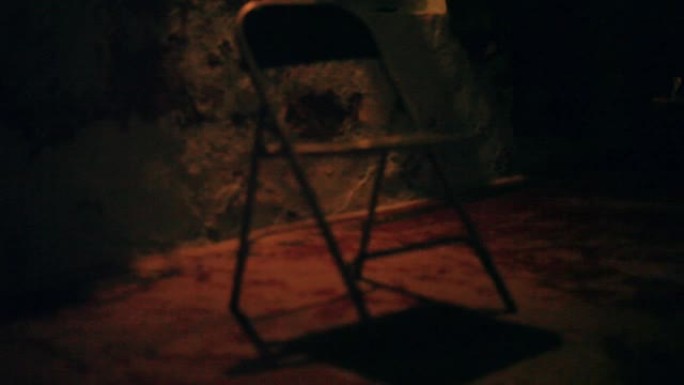 金属椅子的轮廓在黑暗而令人毛骨悚然的表面上自行移动，并点燃了蜡烛和灯笼。